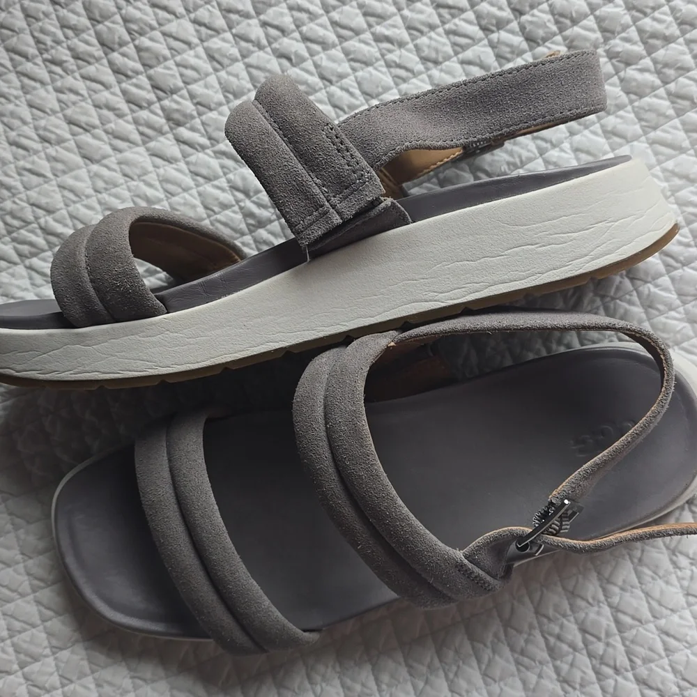 Ugg Lynden Suede Platform Shoes - Picture 3 of 12